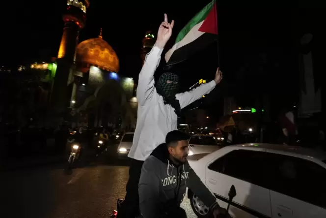 Iraner feiern in Teheran den Angriff auf Israel.
