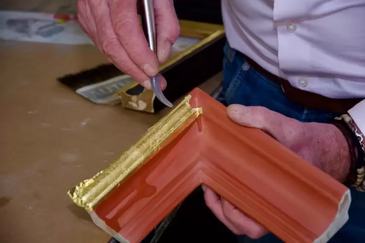 Das Blattgold ist auf den grundierten Rahmen aufgetragen und wird jetzt mit einem geschliffenen Achat gegl&auml;ttet.