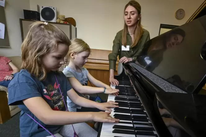 Immer beliebt: Für Klavierunterricht gibt es seit Jahren Wartelisten. Hier zeigt Margarta Novosad Hanne und Ina, worauf es beim