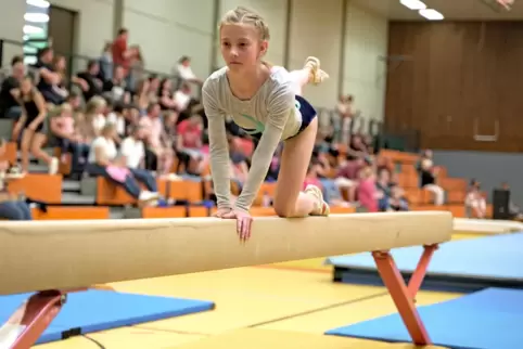 Die zehnjährige Charlotte Wieser vom TV Hauenstein absolviert ihren ersten Turnwettkampf. Sie muss als Erstes von vier Geräten a