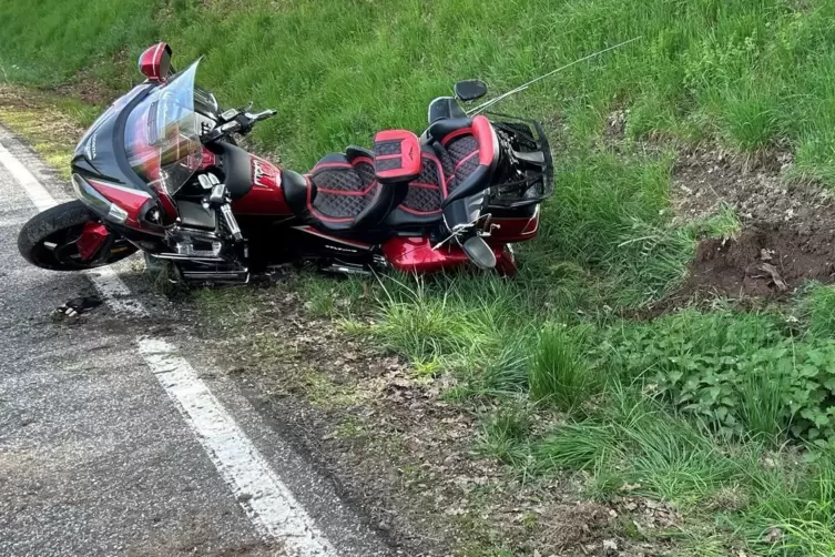Das Motorrad blieb nach dem Unfall im Straßengraben liegen. 