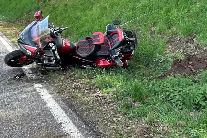 Das Motorrad blieb nach dem Unfall im Straßengraben liegen.