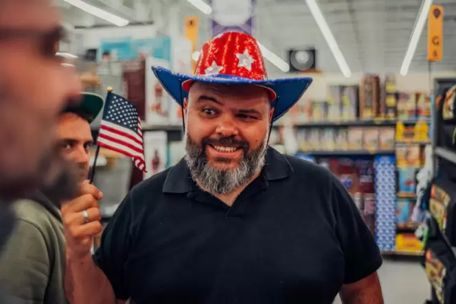 Filmszene: Monji El Beji versucht’s mit Pfälzische in einem amerikanischen Kaufladen.