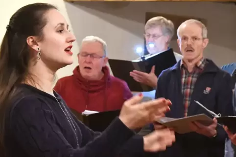 Der Chor tritt auf unter der Leitung von Lena Maria Kosack. 