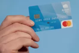 Unterscheidet sich nicht wesentlich von einer Bankkarte, hat aber weniger Funktionen: eine Bezahlkarte. 