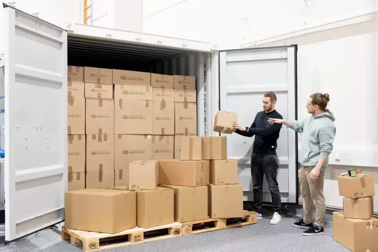 Algorithmen berechnen die ideale Verpackungsgröße und die beste Verteilung der Pakete in Fahrzeugen oder Contrainern. 