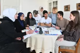 Üben mit Ulrike Werland (Dritte von rechts) Deutsch: (von links) Abir Al Sadouni, Hanan Miare, Angie Tellez, Aya Mansur, Lehreri