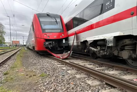 Am Hauptbahnhof Worms ist ein Rangierzug auf einen ICE aufgefahren. Die Strecke Richtung Frankfurt Flughafen ist voll gesperrt.