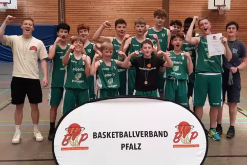 Ausgelassener Jubel: Nach den deutlichen Siegen beim Finalturnier in Bad Bergzabern feierte die U14-Mannschaft des TV Kirchheimb