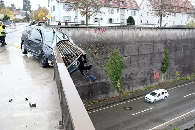 Zu den spektakulärsten Unfällen in Zweibrücken gehörte 2023 dieser hier: Ein VW Passat Kombi durchbrach im November auf der Brüc