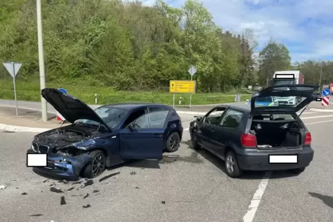 Die beiden Fahrzeuge wurden erheblich beschädigt.