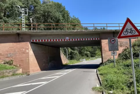 Ist Geschichte: Die alte Eisenbahnbrücke über die Verkehrsspange von B48 zu B37 wurde im Dezember abgerissen, um Platz für Fahrr