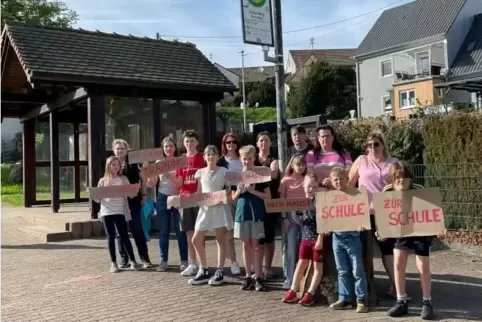 Protestaktion frustrierter Kinder und Eltern am Sonntag in Stelzenberg: Als Nutzer der Linie 170 sind sie immer wieder von den B