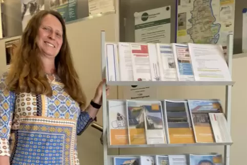 Klimaschutz zum Mitnehmen: Stefanie Kuß an dem Ständer mit Infomaterial im Römerberger Rathaus. 