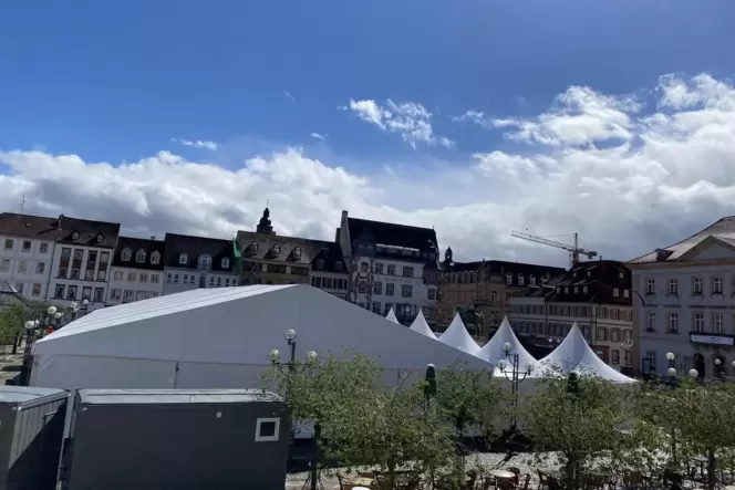 Das Zelt für das Bierfest steht schon auf dem Rathausplatz.