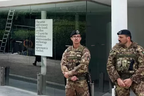 Streng bewacht: Die Ankündigung am israelischen Pavillon in den Giardini von Venedig Streng bewacht: Die Ankündigung am israelischen Pavillon in den Giardini von Venedig