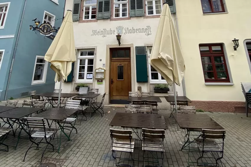 Nr. 9: Weinstube Rabennest. Das Haus in der Korngasse wurde laut Schriftenreihe der Stadt Speyer 1714 erbaut und steht unter Den