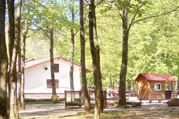 Die Drachenfelshütte ist eine der größeren im Pfälzerwald - und kann direkt angefahren werden. 