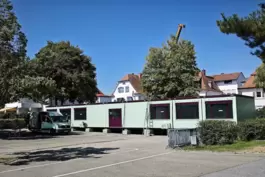 Bieten schon Raum für zwei zusätzliche Klassenzimmer: Container an der Dekan-Ernst-Schule in Grünstadt. 