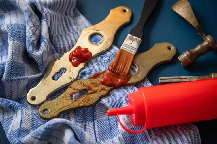 Reinigungshack: Türbeschläge mit Ketchup reinigen