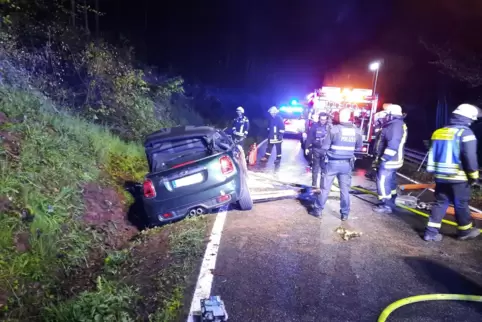 Das Auto war von der Fahrbahn abgekommen und gegen ein Geländer geprallt.