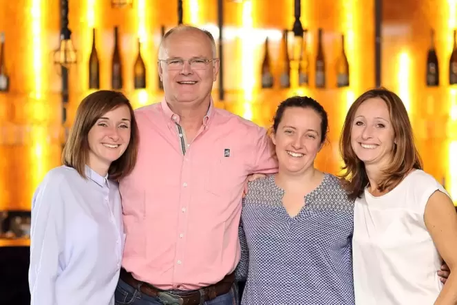 Das Weinmacher-Team vom Weingut Bremer: die drei Bremer-Schwestern aus dem Zellertal mit Michael Acker. Das Weinmacher-Team vom Weingut Bremer: die drei Bremer-Schwestern aus dem Zellertal mit Michael Acker.