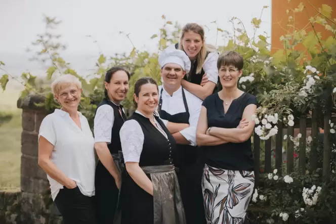 Leitungsteam des Weinhotels Alte Rebschule in Rhodt unter Rietburg. Die Mitarbeitenden nennen sich Rebschüler.