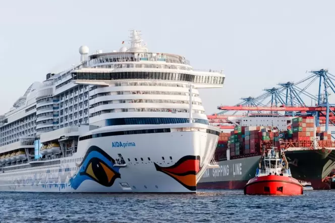 Kreuzfahrtschiff »Aida Prima« fährt in Hamburg in den Hafen