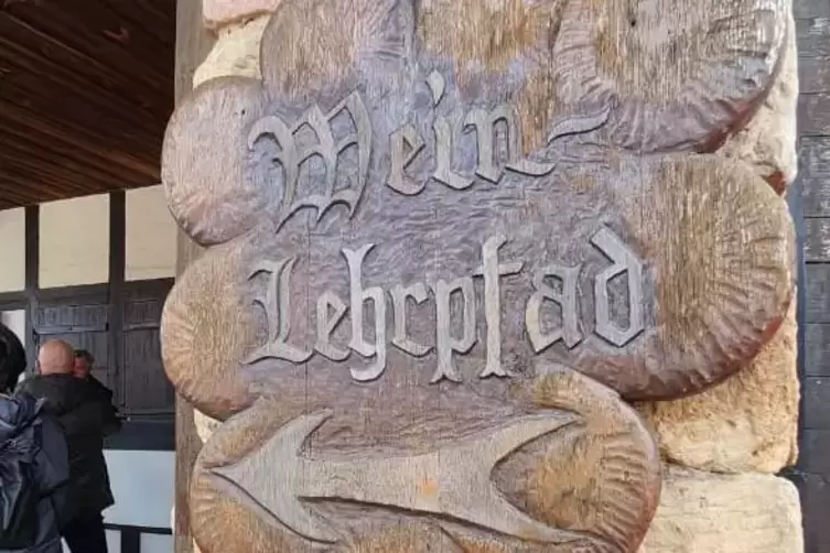 Einstieg in den Weinlehrpfad: am Weintor.