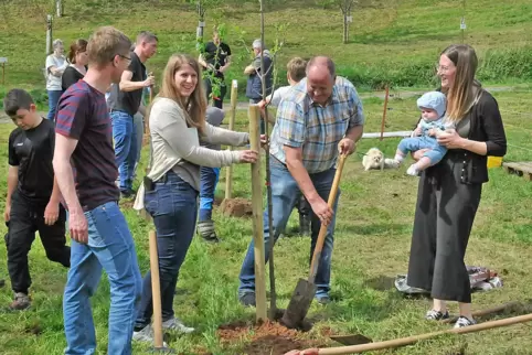 Zahlreiche Helfer beteiligten sich an der Pflanzaktion.