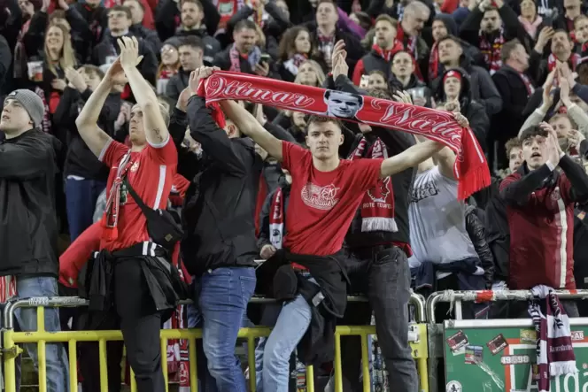 Beim Public Viewing zum Pokal-Halbfinale herrschte im Fritz-Walter-Stadion beste Stimmung. Beim Public Viewing zum Pokal-Halbfinale herrschte im Fritz-Walter-Stadion beste Stimmung.