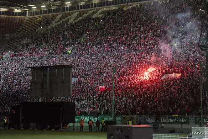 Das DFB-Pokal-Halbfinale gegen Saarbrücken verfolgten über 17.000 Fans im Fritz-Walter-Stadion. Zum Finale am 25. Mai wird es do Das DFB-Pokal-Halbfinale gegen Saarbrücken verfolgten über 17.000 Fans im Fritz-Walter-Stadion. Zum Finale am 25. Mai wird es do