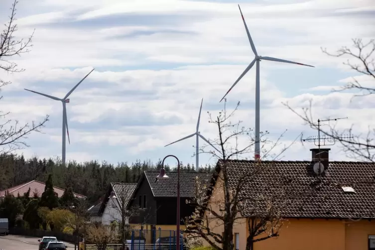 Bottenbach ist umgeben von Windrädern, hier sind die bei Kröppen zu sehen. Die Gemeinde will eine Fläche nördlich des Dorfs in R