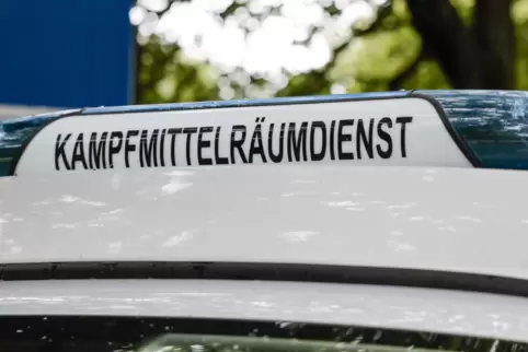 40 Tonnen Sand und 20.000 Liter Wasser verwendeten die Kampfmittelbeseitiger, um Schäden durch die Sprengung zu vermeiden.