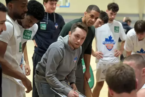 Schwören die Truppe ein: Co-Trainer Marcel Kalamorz (Mitte, vorn) und Coach Carl Mbassa (Mitte hinten).