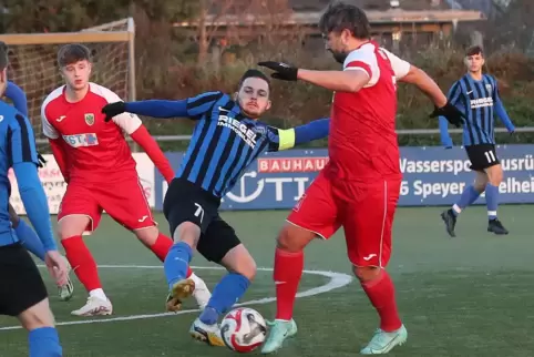 Nico Schubert (Mitte) hatte im Hinspiel gegen Gimbsheim das 2:2 geschossen. 