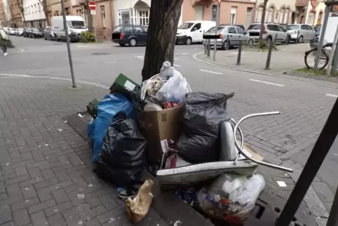 Häufiger Anblick: Wilde Müllablagerungen in der Stadt – im Bild eine Straßenecke im Hemshof. Das Foto hat ein RHEINPFALZ-Leser g