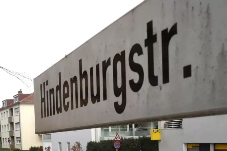 Die Hindenburgstraße führt am Zoo vorbei. 