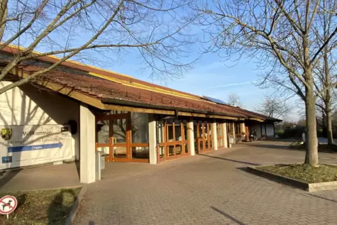 Auf dem Dach der Eckbachhalle in Großniedesheim könnte die Neue Energie Rhein-Pfalz-Kreis GmbH eine weitere Photovoltaikanlage i