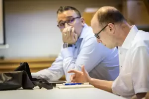 Steffen Schmidt bei einer Versammlung zum Neubaugebiet im Herbst 2023. Im Hintergrund Verbandsbürgermeister Björn Bernhard. 