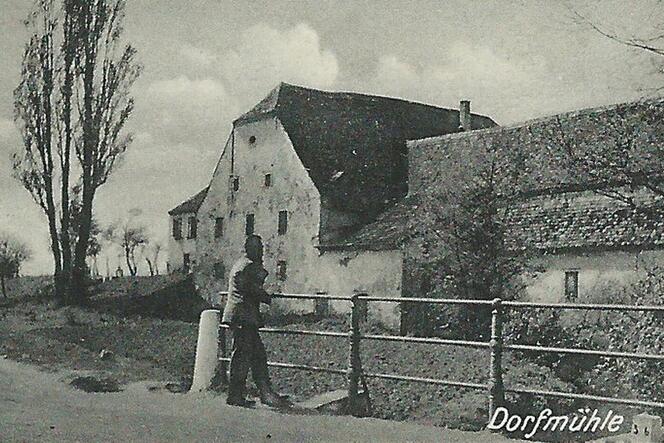 So sah die Mühle in den 1950er-Jahren aus. Der Gebäudeteil rechts wird wieder in der alten Form aufgebaut.