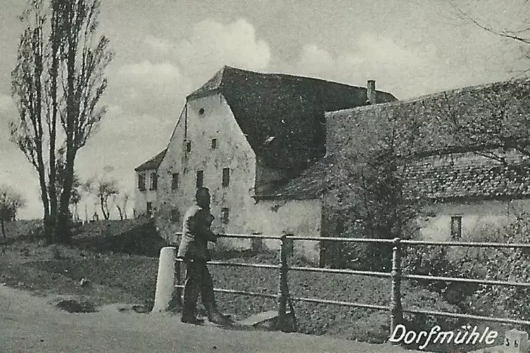 So sah die Mühle in den 1950er-Jahren aus. Der Gebäudeteil rechts wird wieder in der alten Form aufgebaut. 