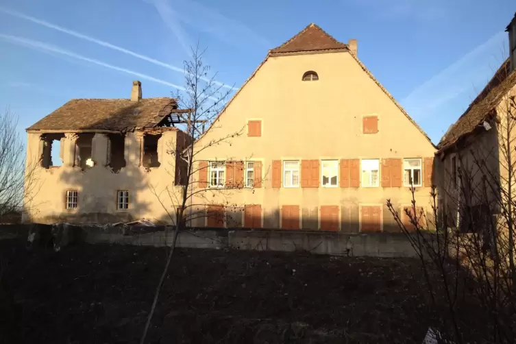 Nach der Renaturierung der Isenach gab es 2010 noch eine freie Sicht auf die alten Geb&auml;ude. 