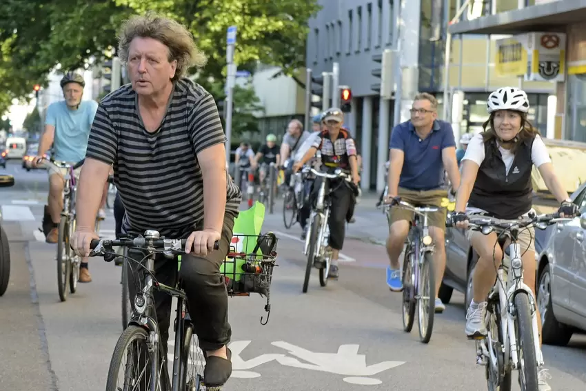 Ist auch mit dem Rad unterwegs. Helmut van der Buchholz.