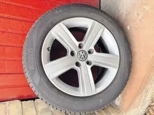 Verkaufe meine Pirelli Ganzjahresreifen auf original VW 16 Zoll Alufelgen, die von meinem VW Golf Sportsvan stammen. Die Reifen