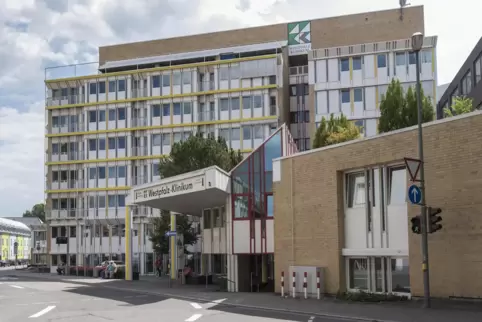 Die Tat ereignete sich vor dem Haupteingang des Westpfalz-Klinikums.