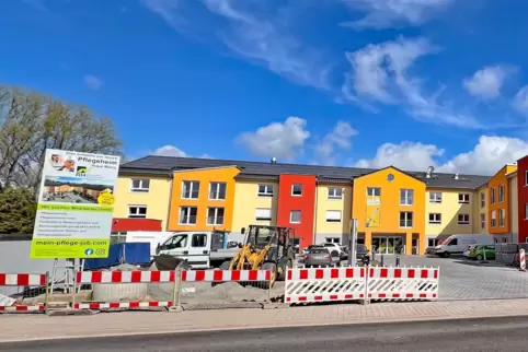  Die neue Seniorenresidenz liegt an der Ortsdurchfahrt. Das Gebäude sticht mit seiner Farbgebung direkt ins Auge. Es gibt insges