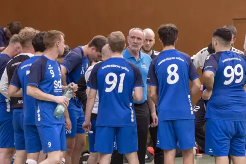 Die Meisterschaft winkt: HR-Trainer Johannes Fink(Mitte) braucht mit seinen Heren in Thaleischweiler nur einen Punkt. 