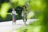 Fahrradfahrer und - fahrerin unterwegs