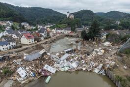 Nach der Flut: Meterhoch türmen sich im Juli 2021 Wohnwagen, Gastanks, Bäume und Schrott an einer Brücke über der Ahr in Altenah